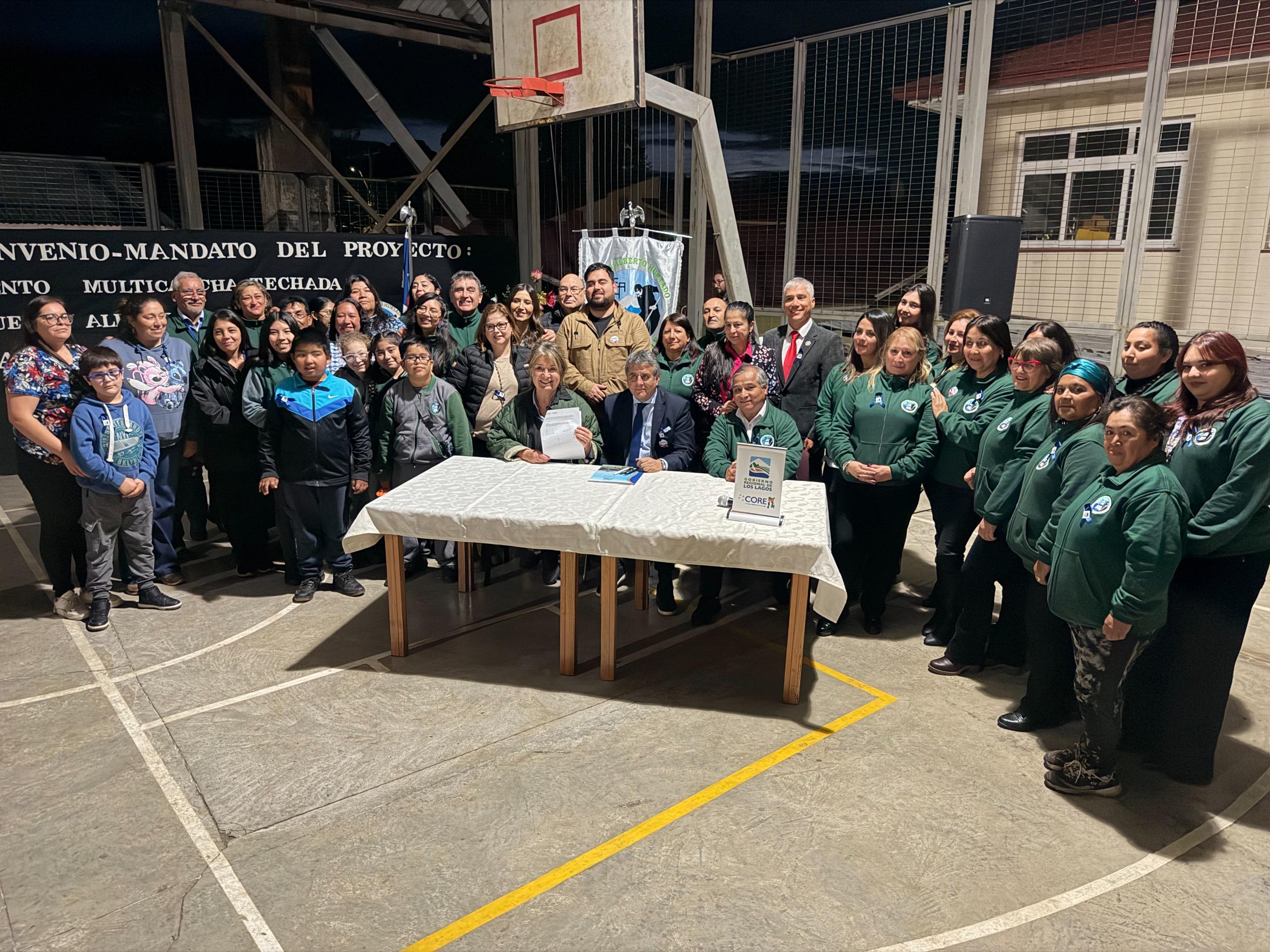 Puerto Octay: Gobierno Regional firma convenio por $262 millones para mejorar multicancha techada de escuela Alberto Hurtado